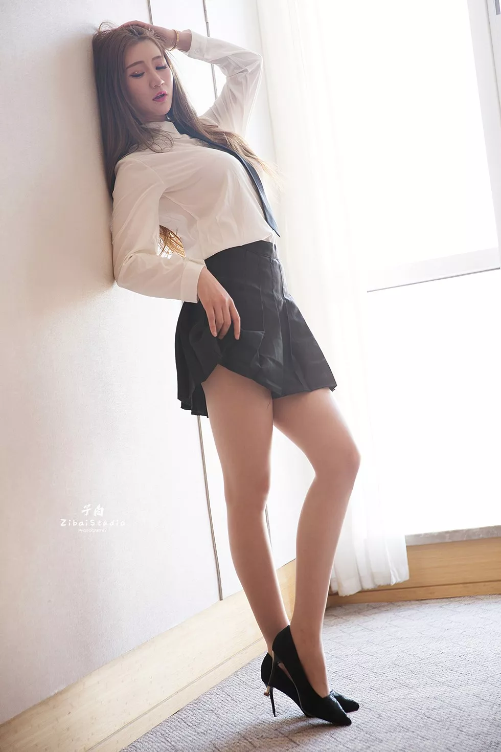 [Toutiao头条女神]No.823_嫩模玄子私房性感白衬衣配黑色短裙秀美腿迷人写真30P