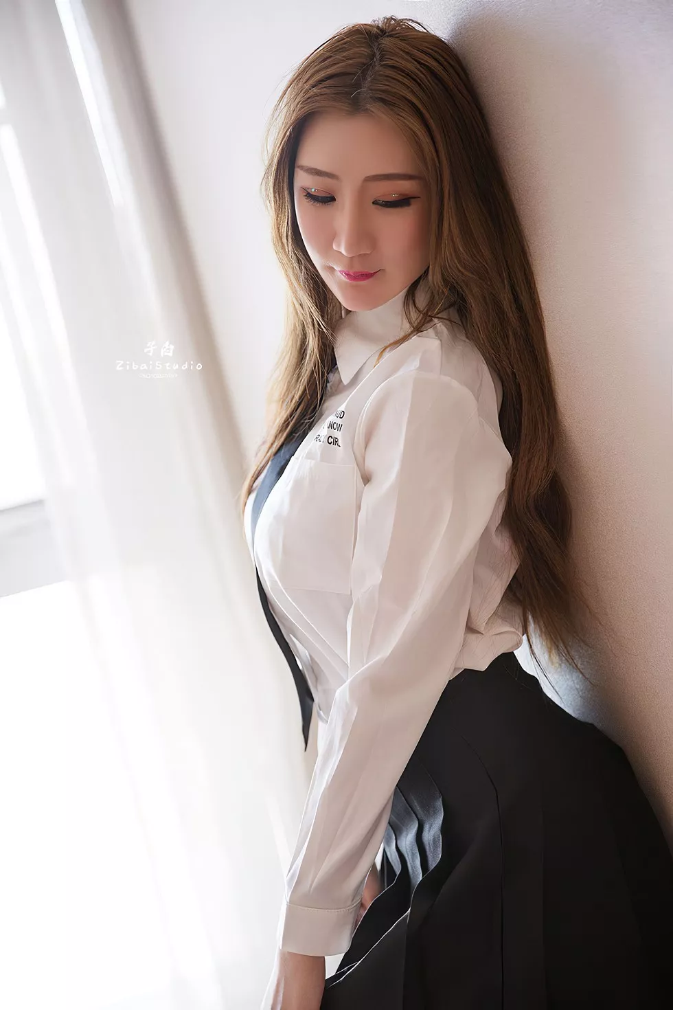 [Toutiao头条女神]No.823_嫩模玄子私房性感白衬衣配黑色短裙秀美腿迷人写真30P