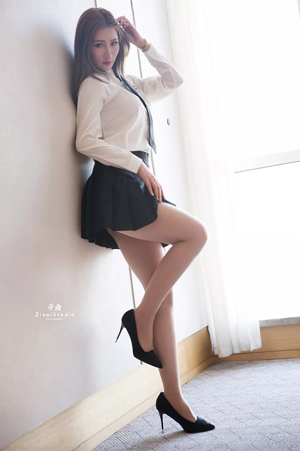 [Toutiao头条女神]No.823_嫩模玄子私房性感白衬衣配黑色短裙秀美腿迷人写真30P