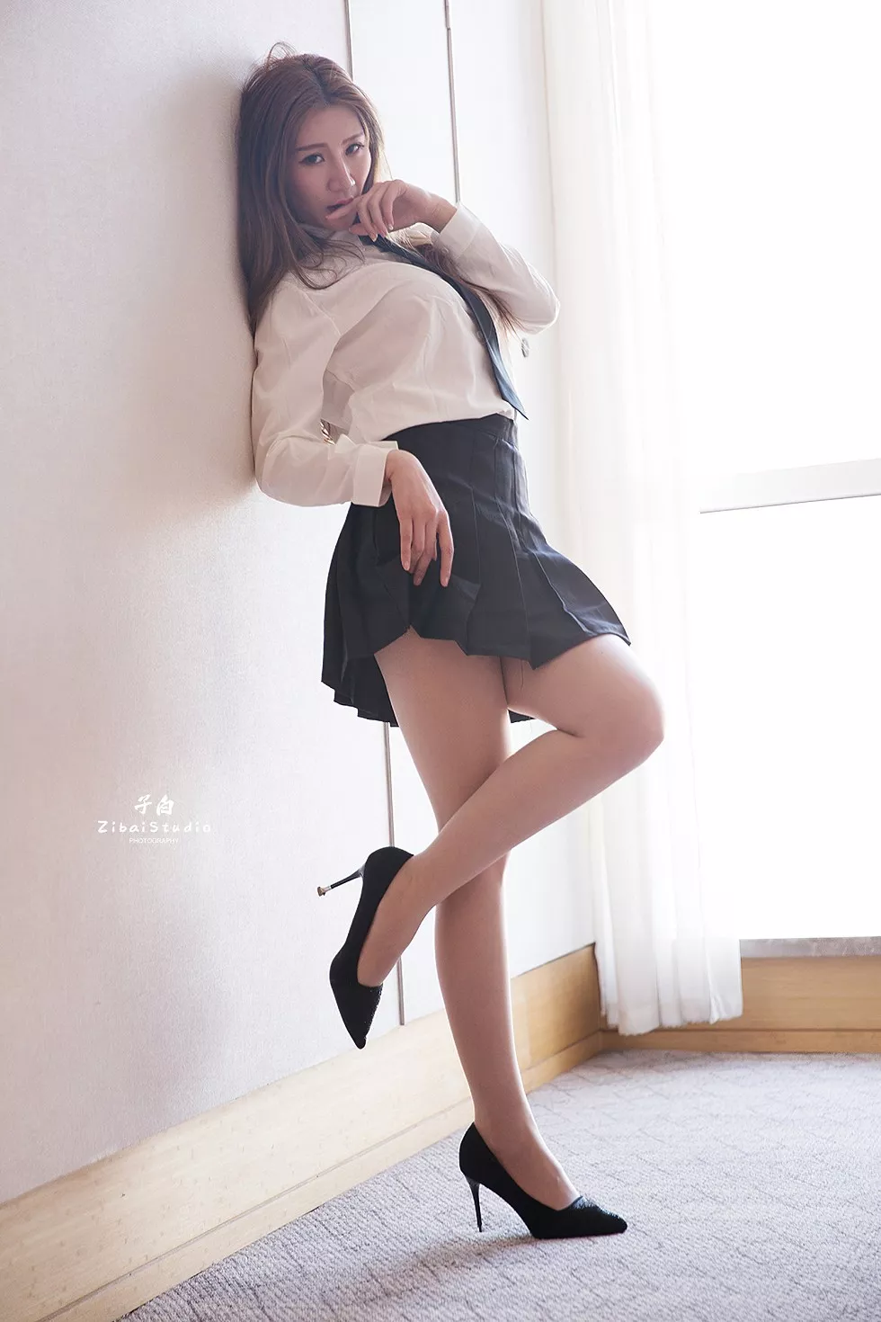[Toutiao头条女神]No.823_嫩模玄子私房性感白衬衣配黑色短裙秀美腿迷人写真30P