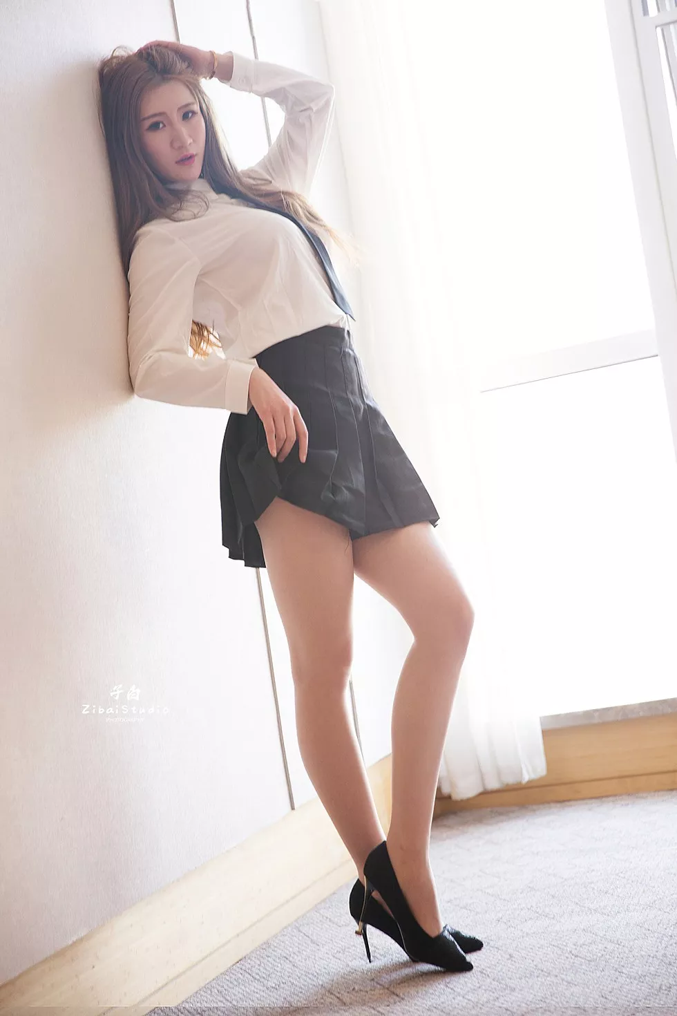 [Toutiao头条女神]No.823_嫩模玄子私房性感白衬衣配黑色短裙秀美腿迷人写真30P