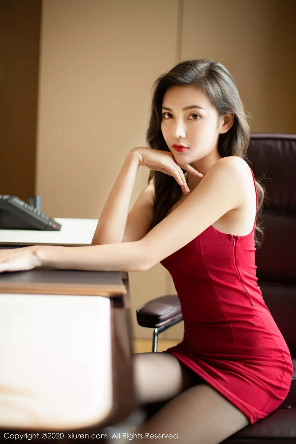 XiuRen第2369期_嫩模夏玥私房性感红色吊裙配黑丝裤袜秀翘臀极致魅惑写真61P