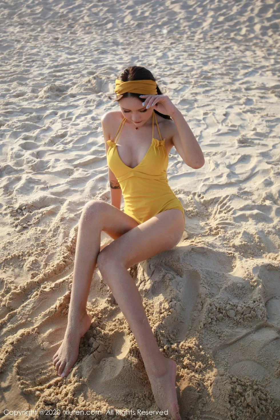 XiuRen第2447期_嫩模Emily顾奈奈心愿旅拍户外JK制服+海边性感比基尼完美诱惑写真100P