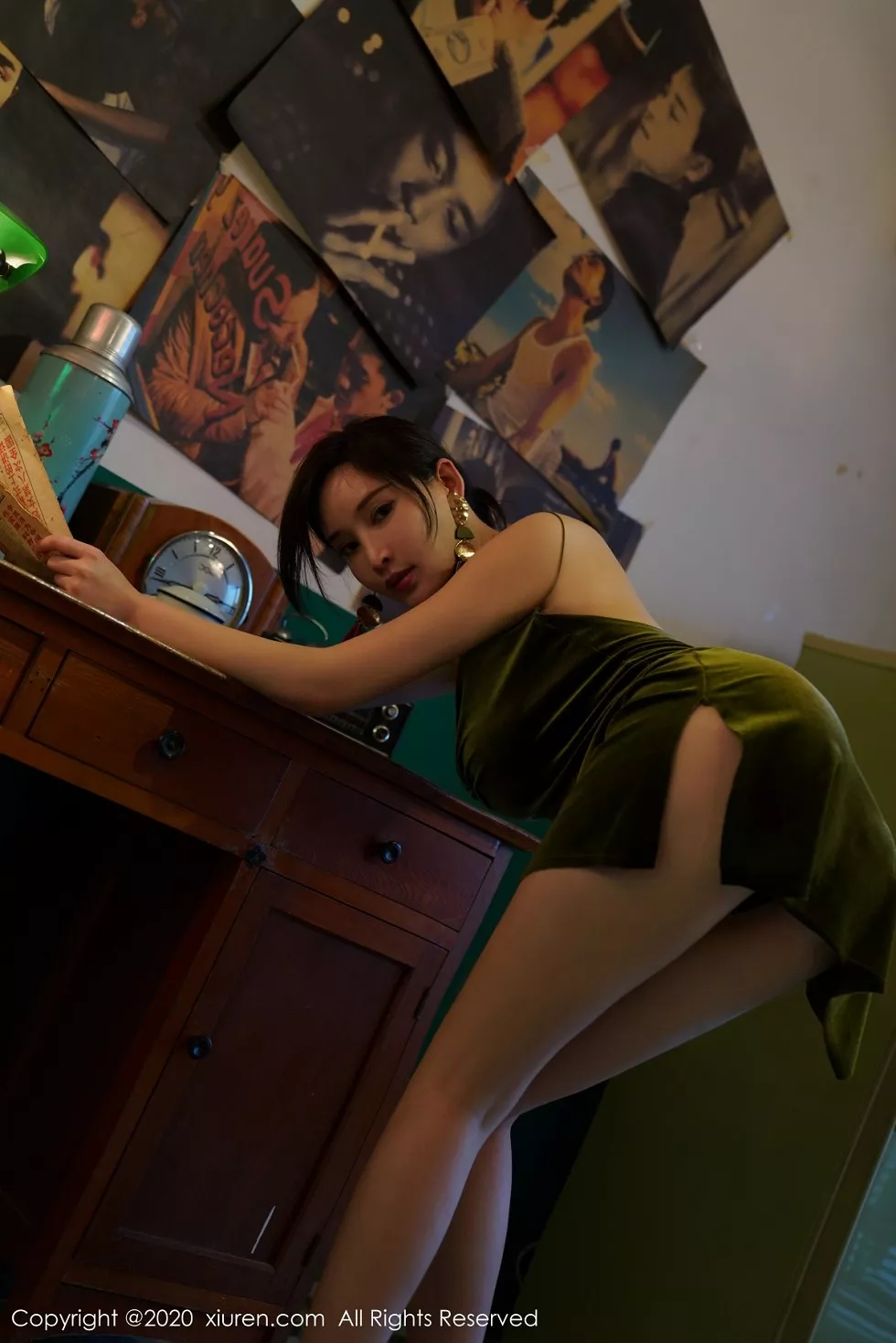 XiuRen第2477期_女神奶瓶土肥圆港风系列性感低胸吊裙半撩露豪乳翘臀诱惑写真56P