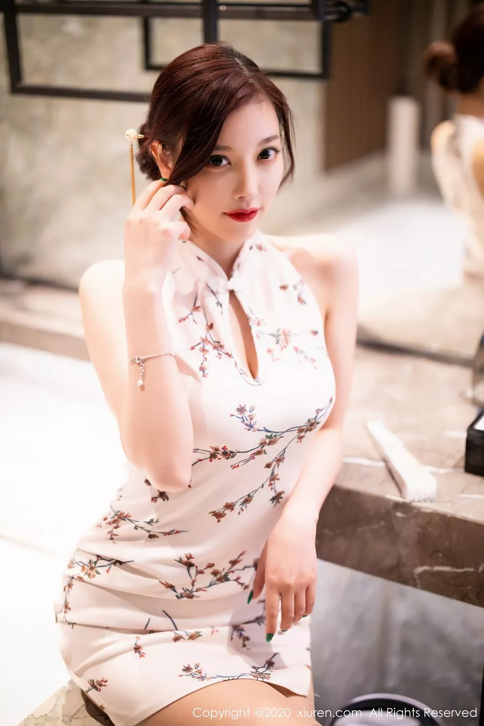XiuRen第2487期_女神杨晨晨sugar私房古韵旗袍配肉丝裤袜秀完美身材诱惑写真102P