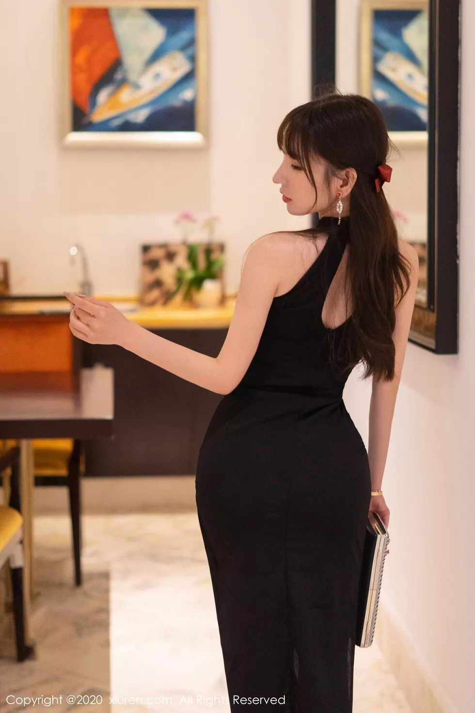 XiuRen第2418期_女神周于希Sandy三亚旅拍脱典雅礼裙红色内衣配黑丝袜诱惑写真66P