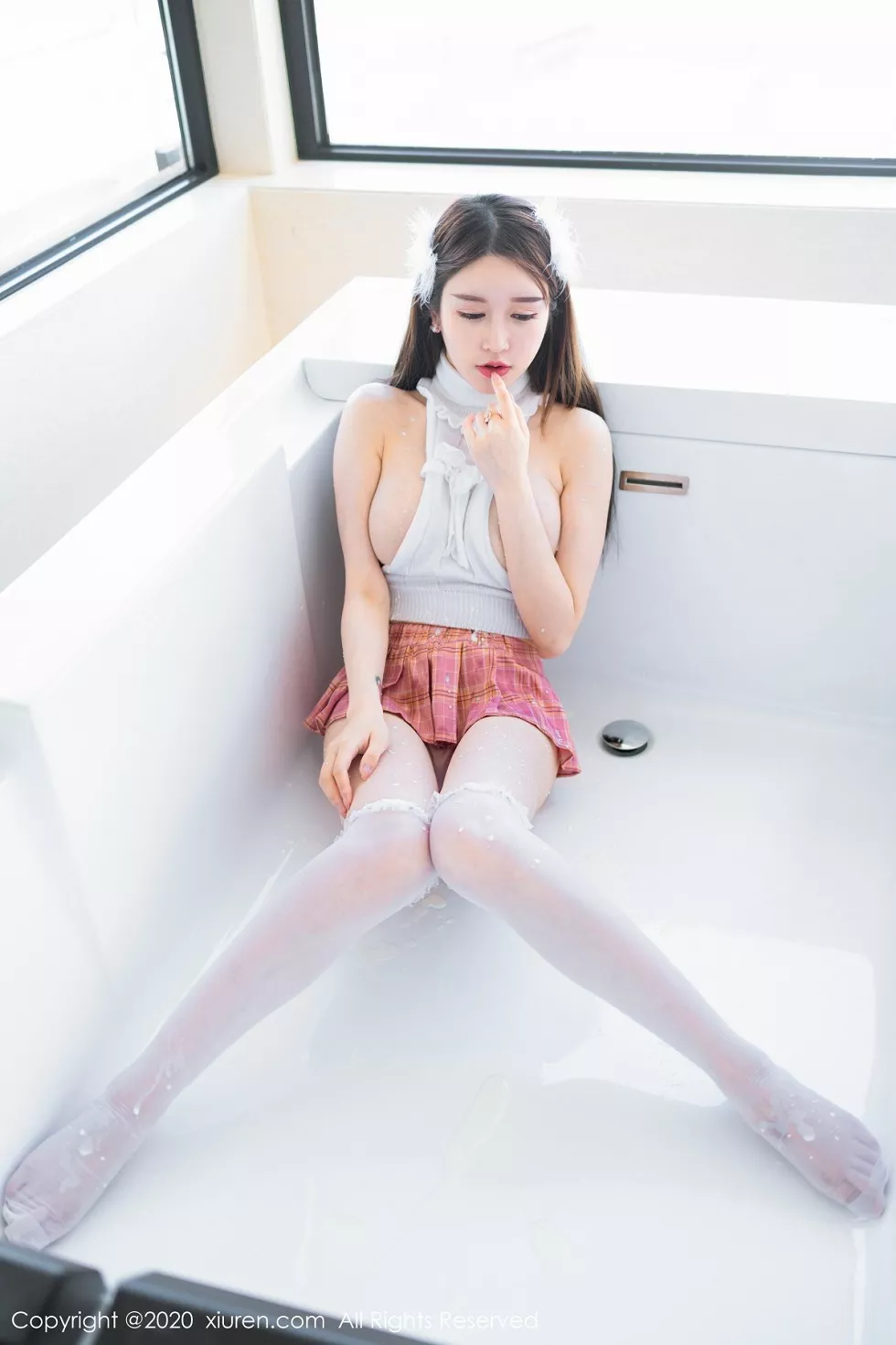 XiuRen第2421期_嫩模玉兔miki大理旅拍浴室性感露背毛衣真空秀傲人豪乳诱惑写真57P