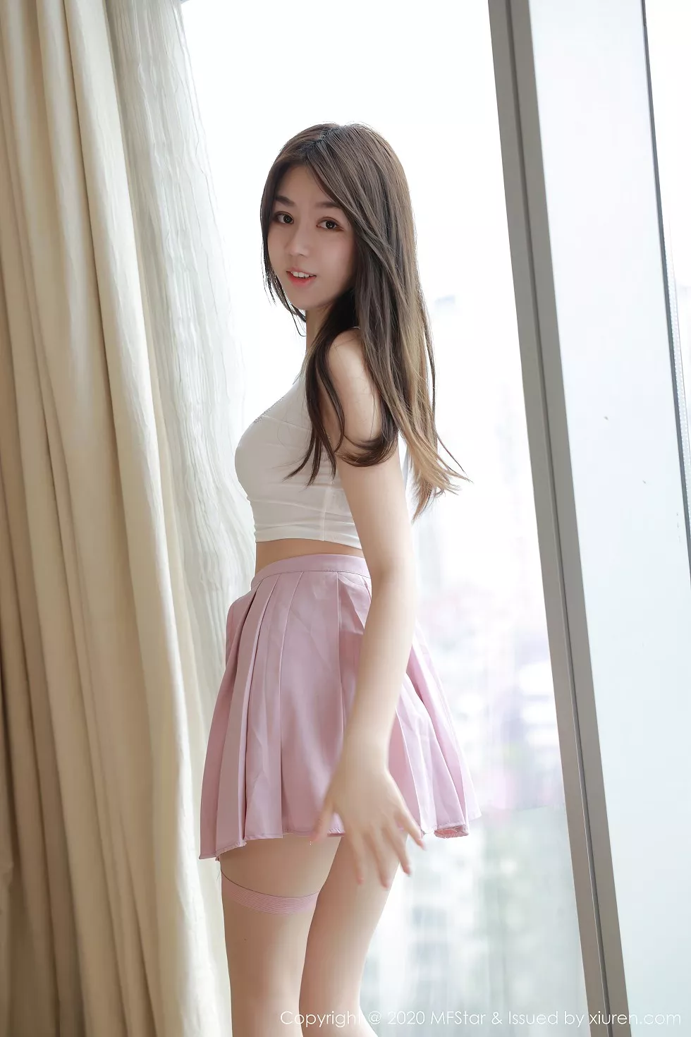 [MFStar模范学院]Vol.384_嫩模梦梵私房吊带内衣配粉色短裙秀完美身材诱惑写真43P