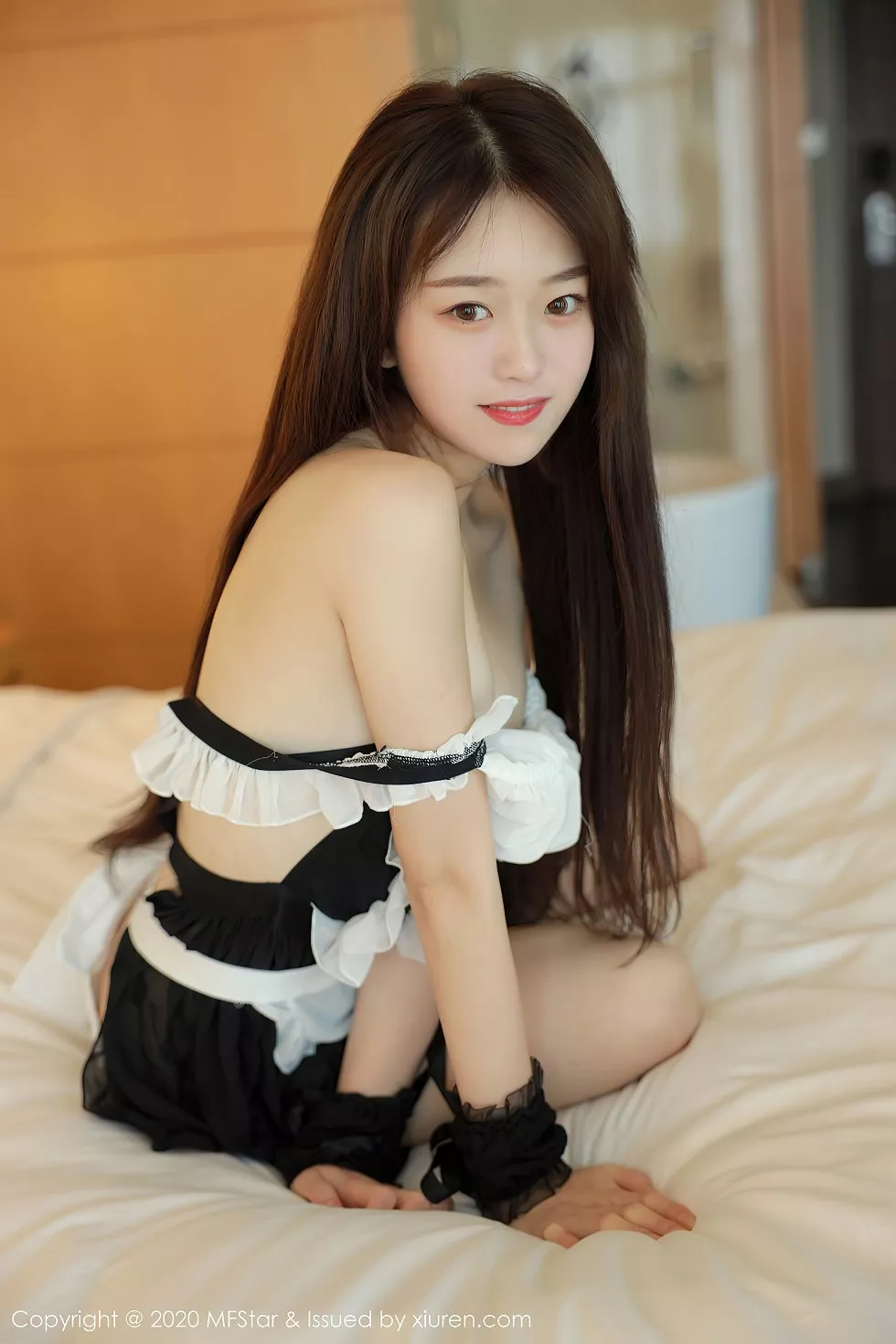 [MFStar模范学院]Vol.387_新人嫩模小奶瓶呜鸣私房真空女仆装半撩露翘臀诱惑写真66P