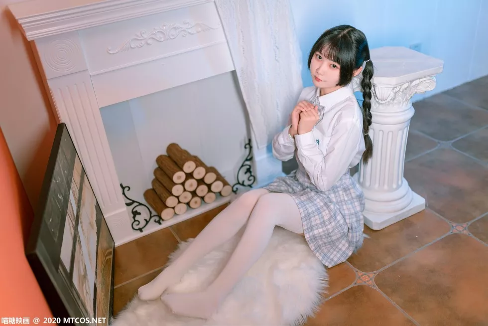 [喵糖映画]Vol.278_学院妹妹居家私房性感白衬衣配格子裙白丝袜秀美腿诱惑写真35P