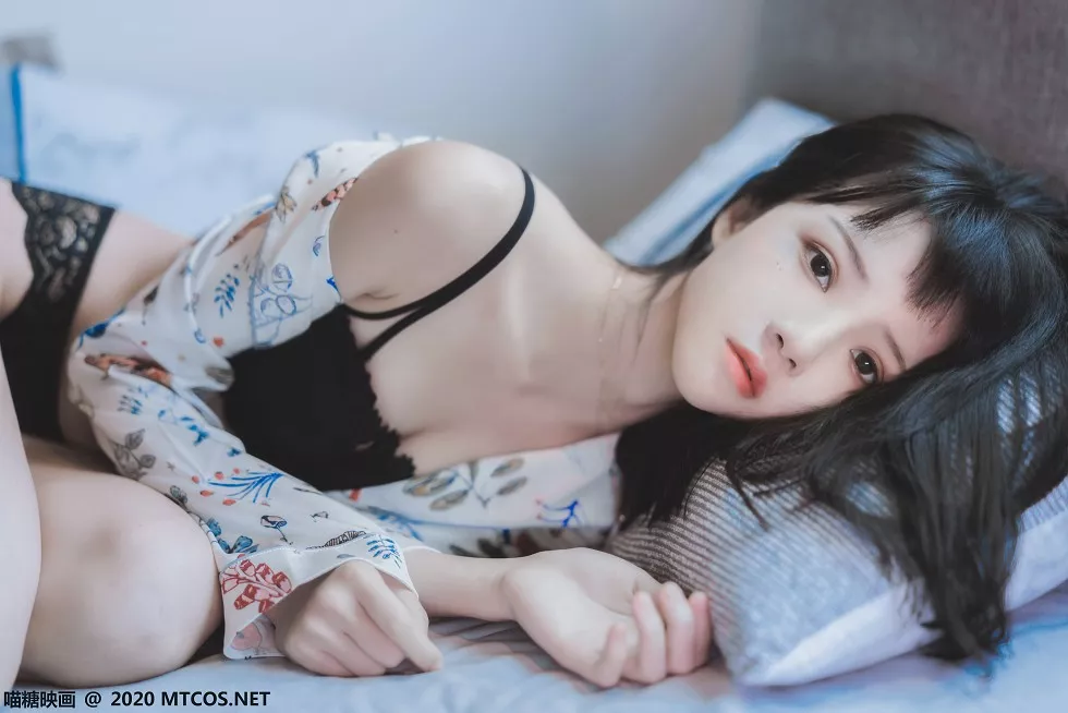 [喵糖映画]YML.002_花色衬衣美少女私房床上半脱露性感黑色蕾丝内衣迷人诱惑写真32P
