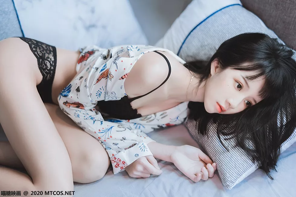 [喵糖映画]YML.002_花色衬衣美少女私房床上半脱露性感黑色蕾丝内衣迷人诱惑写真32P