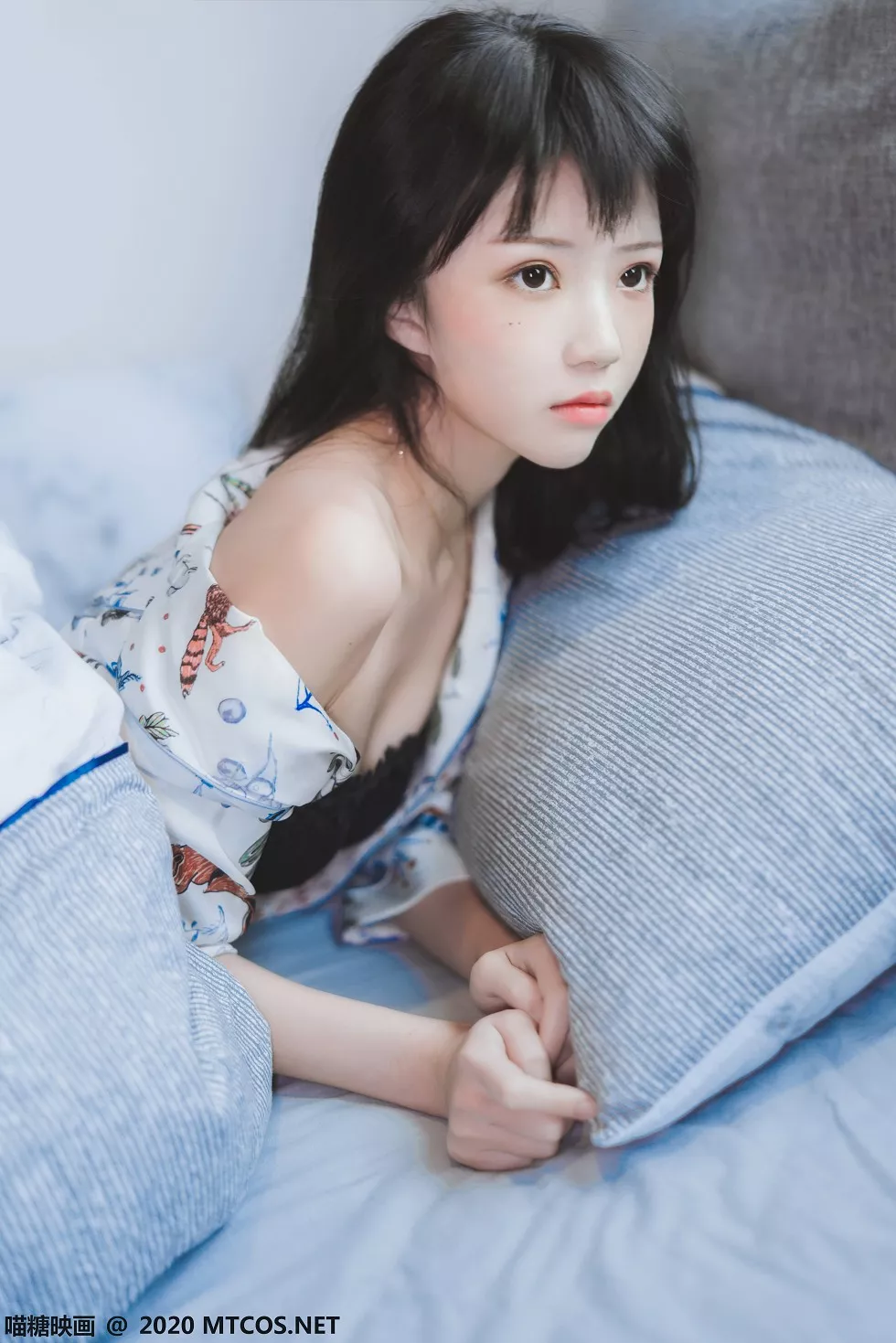 [喵糖映画]YML.002_花色衬衣美少女私房床上半脱露性感黑色蕾丝内衣迷人诱惑写真32P