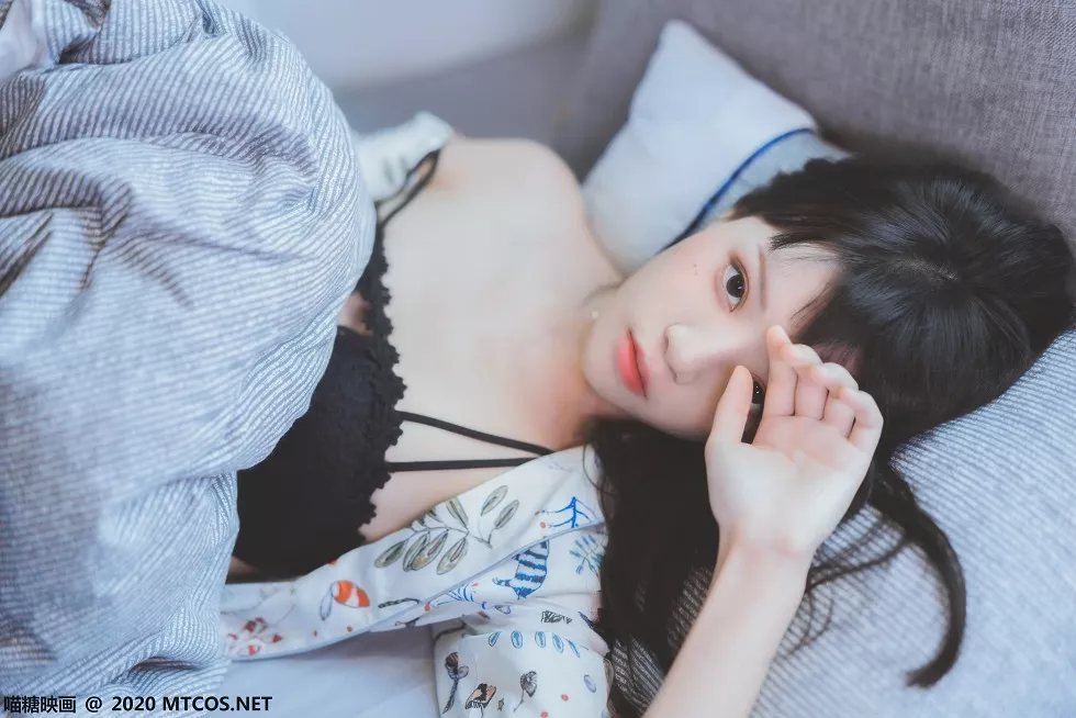 [喵糖映画]YML.002_花色衬衣美少女私房床上半脱露性感黑色蕾丝内衣迷人诱惑写真32P