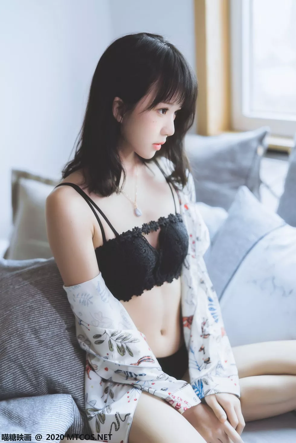 [喵糖映画]YML.002_花色衬衣美少女私房床上半脱露性感黑色蕾丝内衣迷人诱惑写真32P