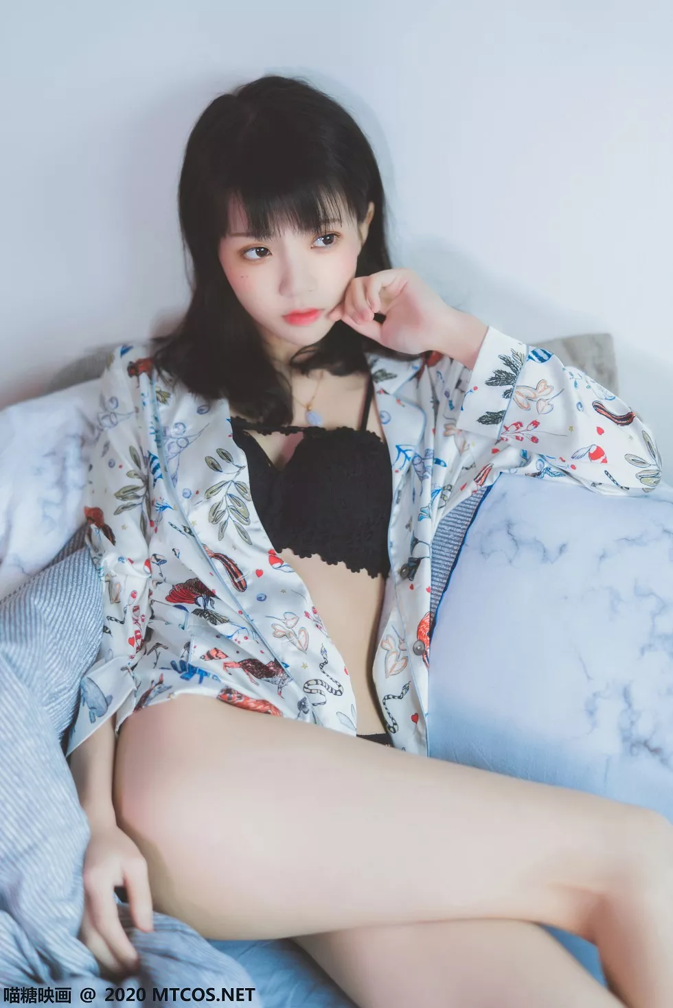 [喵糖映画]YML.002_花色衬衣美少女私房床上半脱露性感黑色蕾丝内衣迷人诱惑写真32P