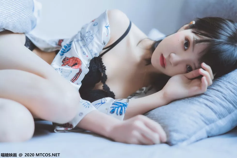 [喵糖映画]YML.002_花色衬衣美少女私房床上半脱露性感黑色蕾丝内衣迷人诱惑写真32P