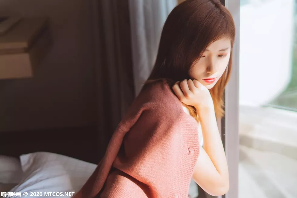 [喵糖映画]YML.003_毛衣外套美女户外阳光下性感蕾丝内衣秀完美身材清爽迷人写真20P