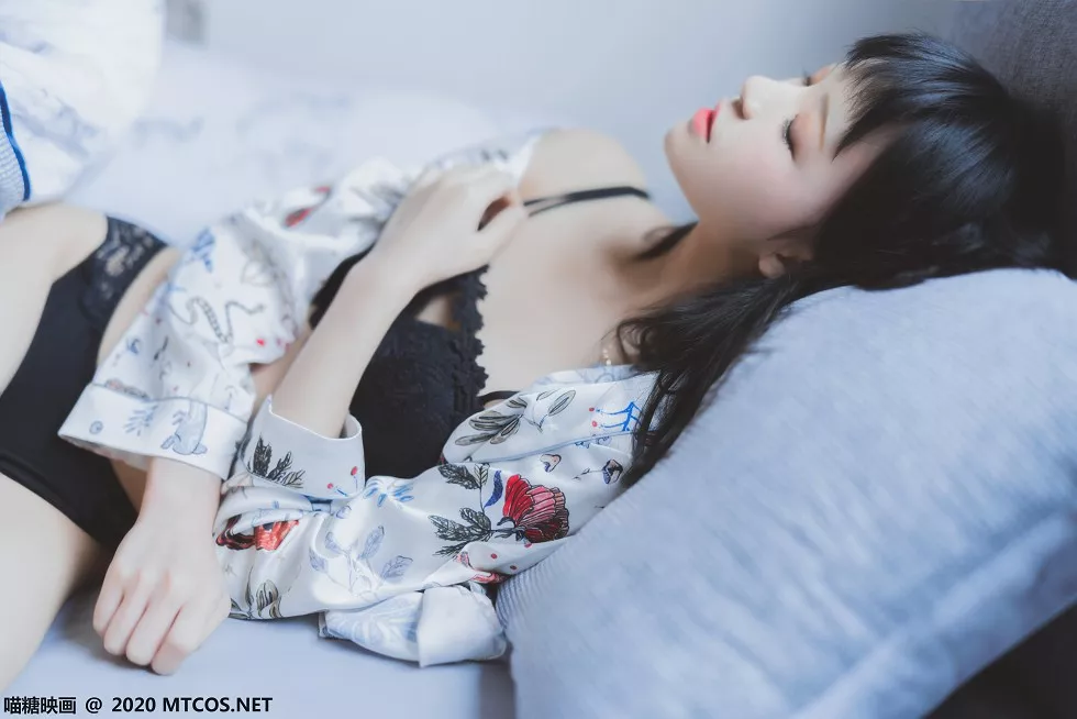 [喵糖映画]YML.002_花色衬衣美少女私房床上半脱露性感黑色蕾丝内衣迷人诱惑写真32P