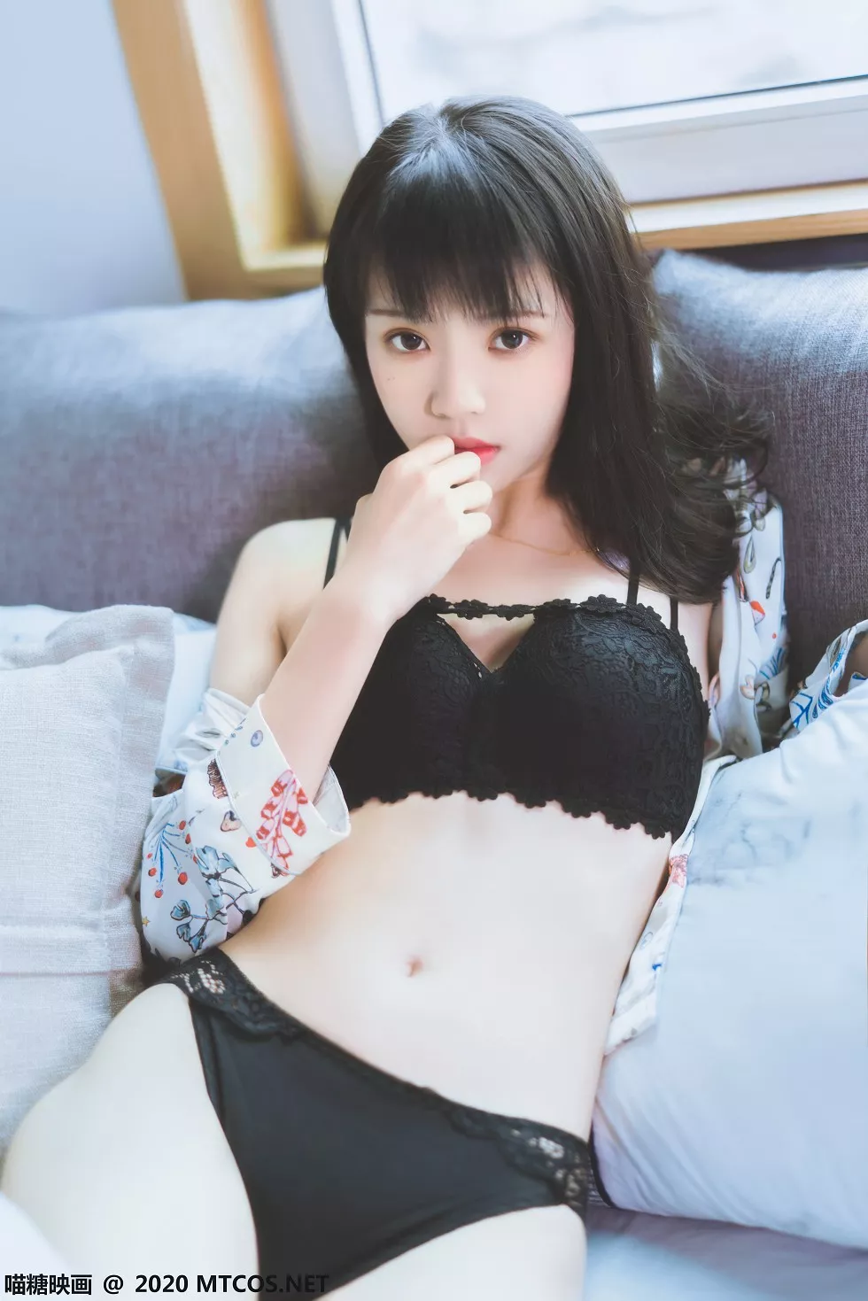 [喵糖映画]YML.002_花色衬衣美少女私房床上半脱露性感黑色蕾丝内衣迷人诱惑写真32P