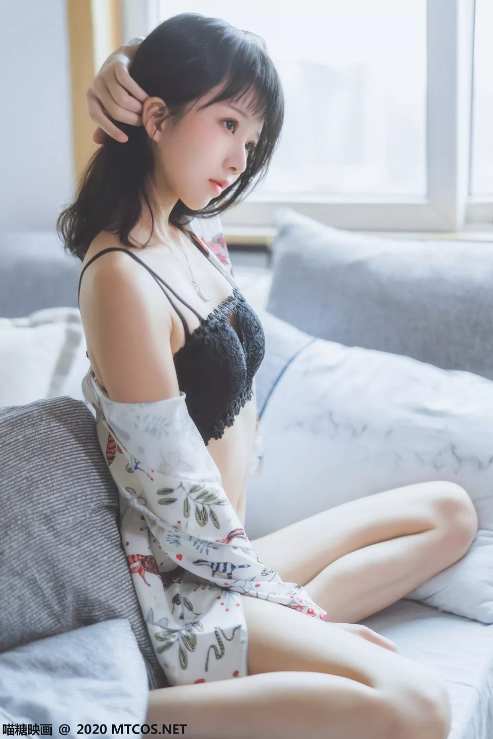 [喵糖映画]YML.002_花色衬衣美少女私房床上半脱露性感黑色蕾丝内衣迷人诱惑写真32P
