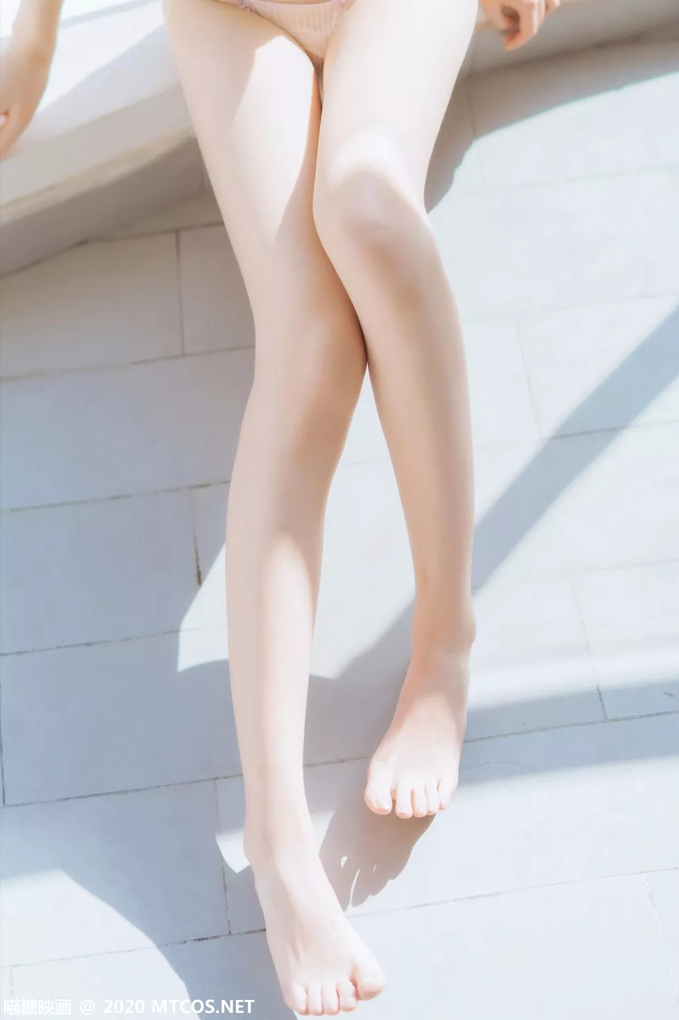 [喵糖映画]YML.003_毛衣外套美女户外阳光下性感蕾丝内衣秀完美身材清爽迷人写真20P