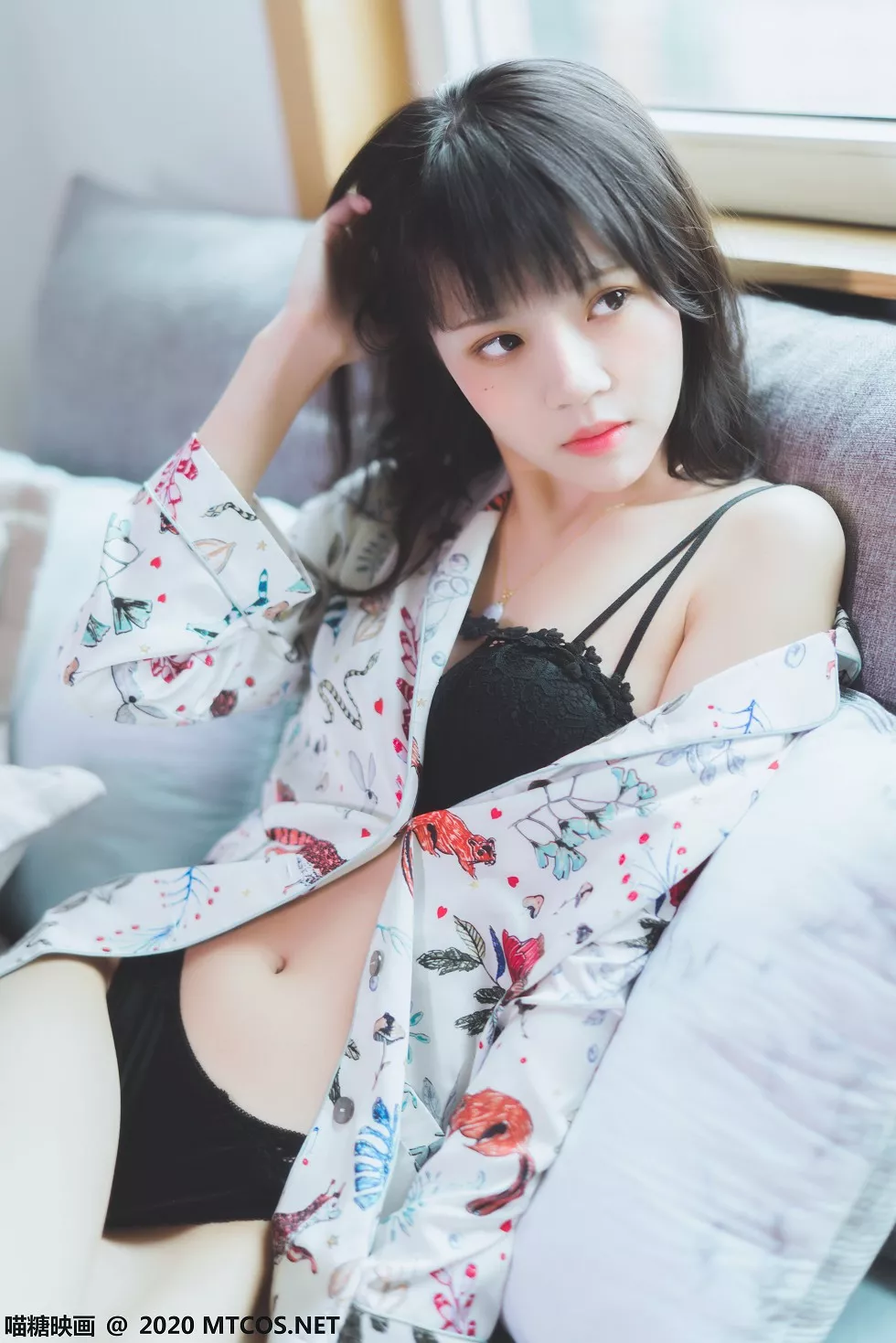 [喵糖映画]YML.002_花色衬衣美少女私房床上半脱露性感黑色蕾丝内衣迷人诱惑写真32P