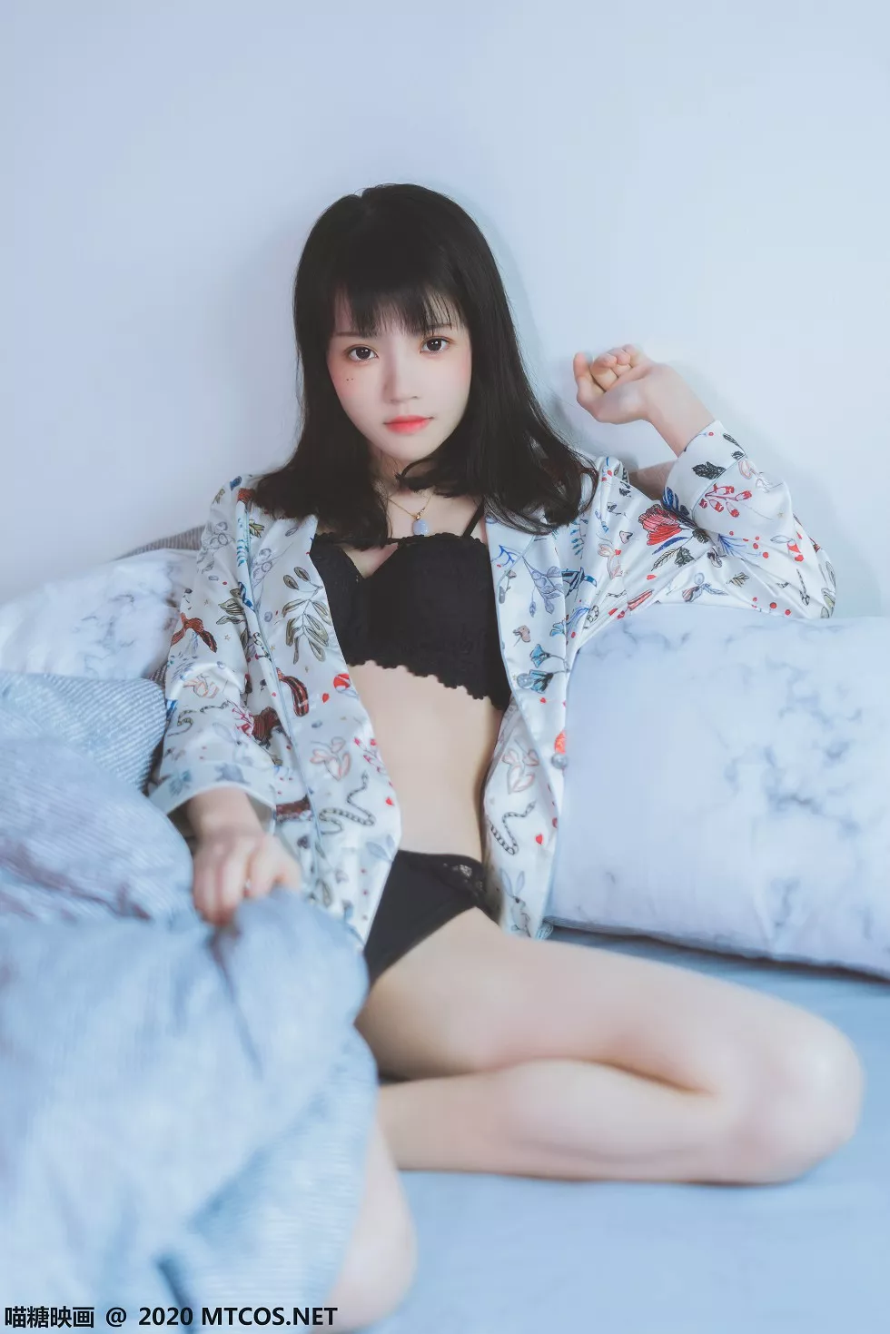 [喵糖映画]YML.002_花色衬衣美少女私房床上半脱露性感黑色蕾丝内衣迷人诱惑写真32P