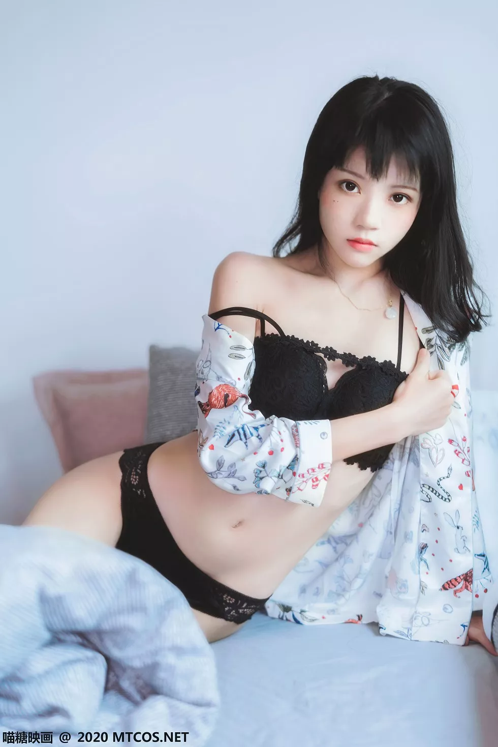 [喵糖映画]YML.002_花色衬衣美少女私房床上半脱露性感黑色蕾丝内衣迷人诱惑写真32P