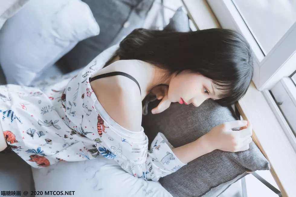 [喵糖映画]YML.002_花色衬衣美少女私房床上半脱露性感黑色蕾丝内衣迷人诱惑写真32P