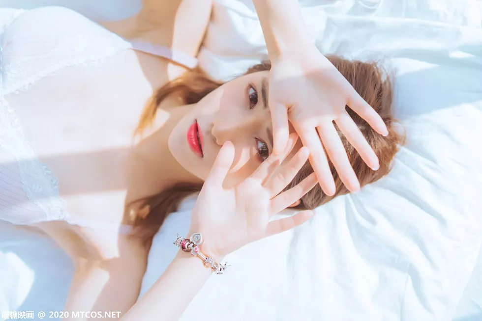 [喵糖映画]YML.003_毛衣外套美女户外阳光下性感蕾丝内衣秀完美身材清爽迷人写真20P