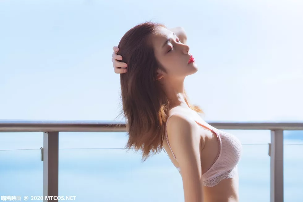 [喵糖映画]YML.003_毛衣外套美女户外阳光下性感蕾丝内衣秀完美身材清爽迷人写真20P