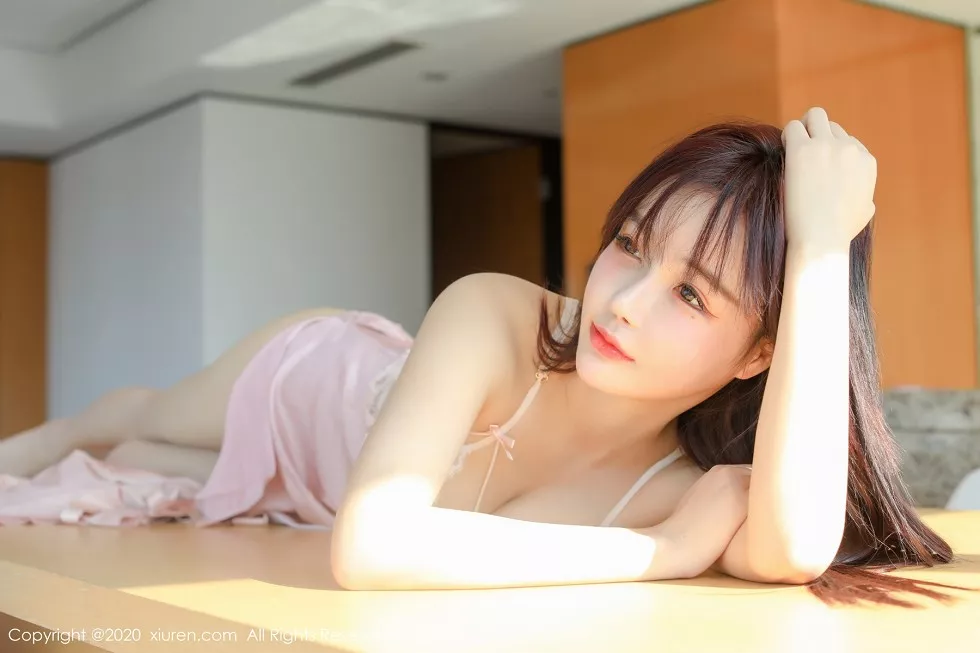XiuRen第2666期_嫩模南初妹妹私房粉色吊带蕾丝睡衣秀完美身材雪白娇嫩诱惑写真44P