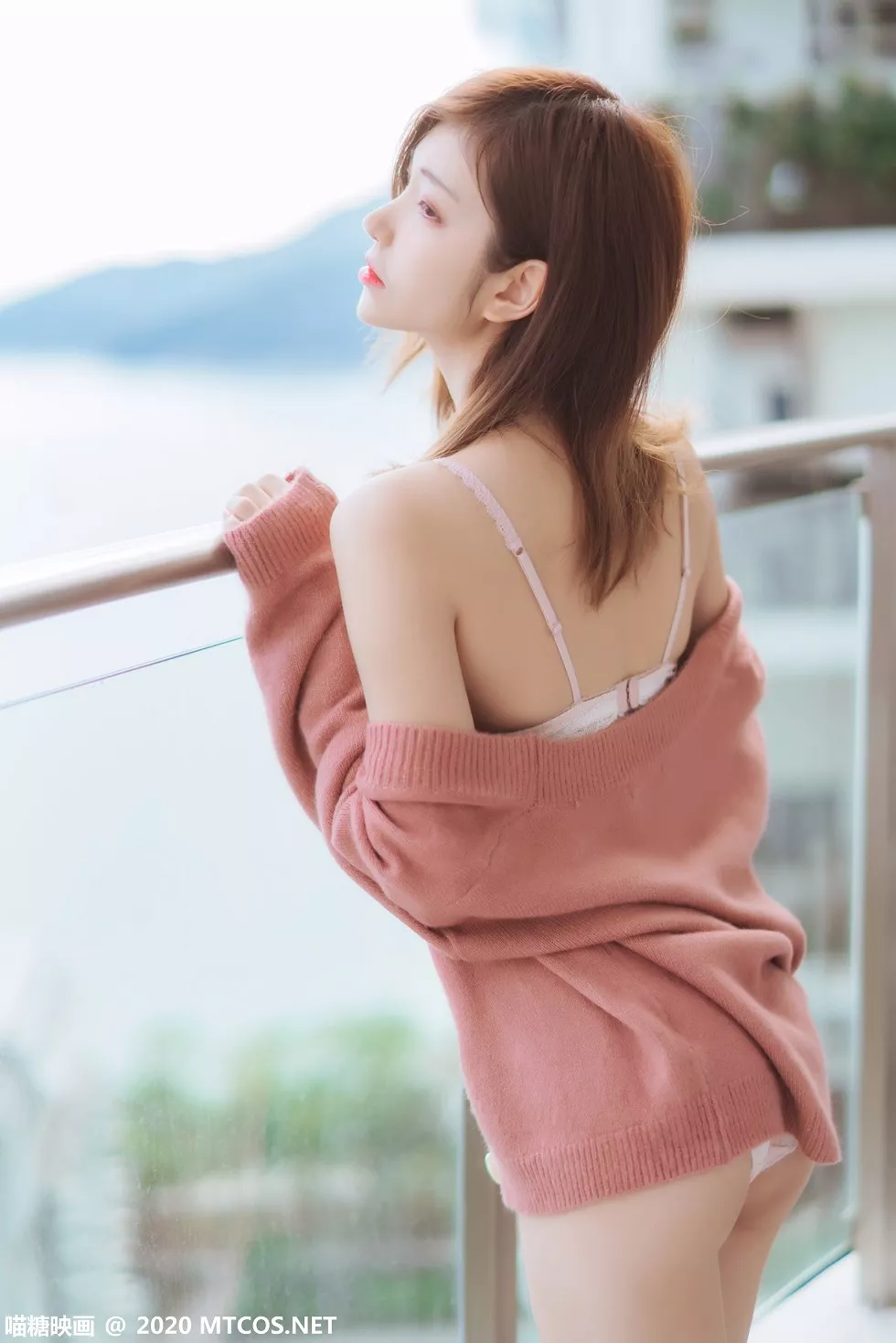 [喵糖映画]YML.003_毛衣外套美女户外阳光下性感蕾丝内衣秀完美身材清爽迷人写真20P