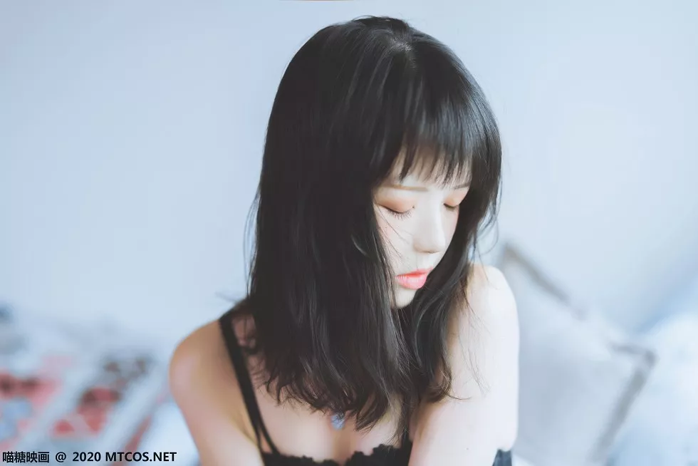 [喵糖映画]YML.002_花色衬衣美少女私房床上半脱露性感黑色蕾丝内衣迷人诱惑写真32P