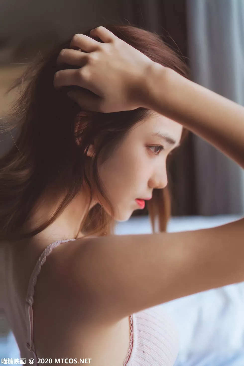 [喵糖映画]YML.003_毛衣外套美女户外阳光下性感蕾丝内衣秀完美身材清爽迷人写真20P