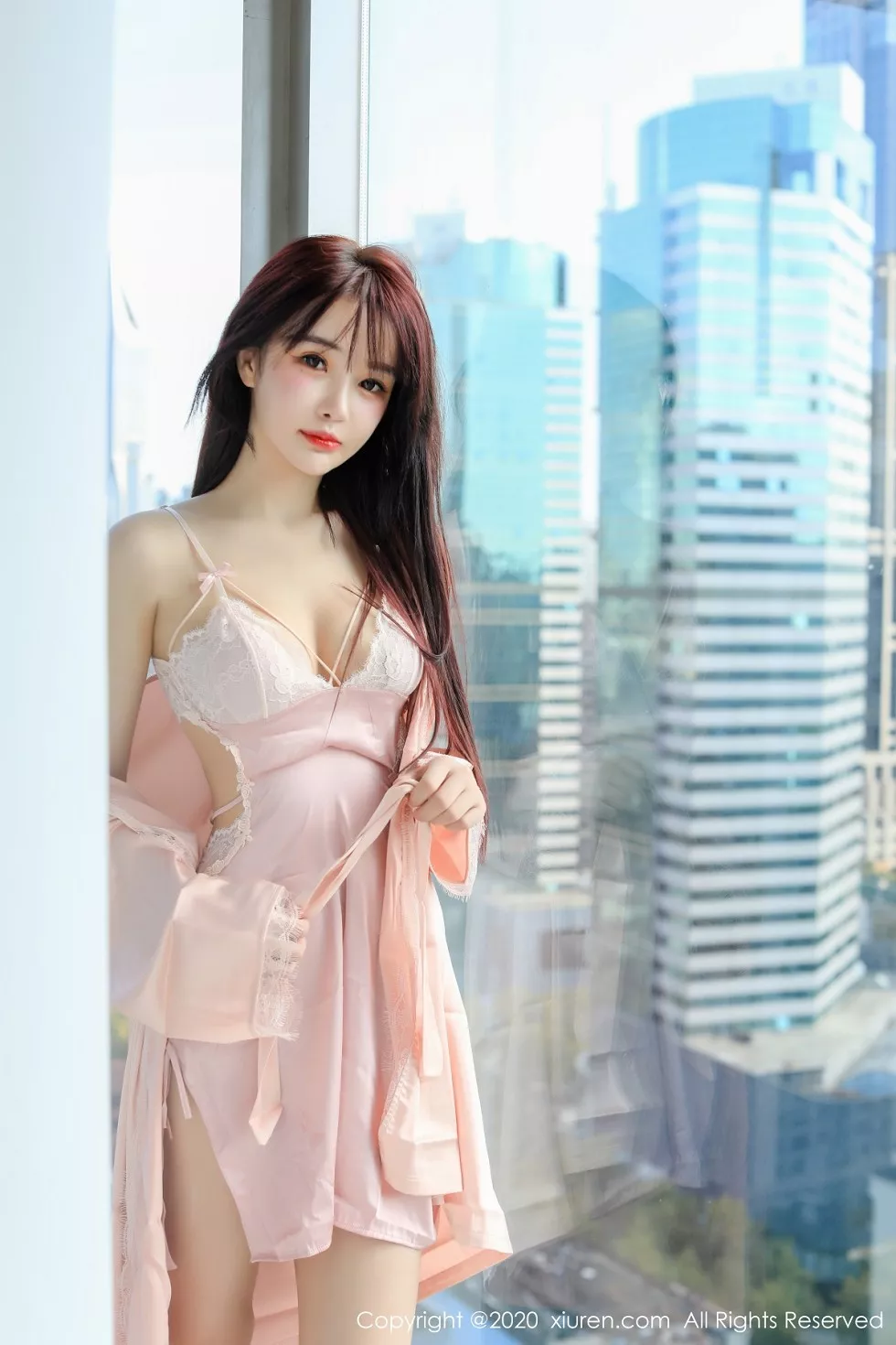 XiuRen第2666期_嫩模南初妹妹私房粉色吊带蕾丝睡衣秀完美身材雪白娇嫩诱惑写真44P