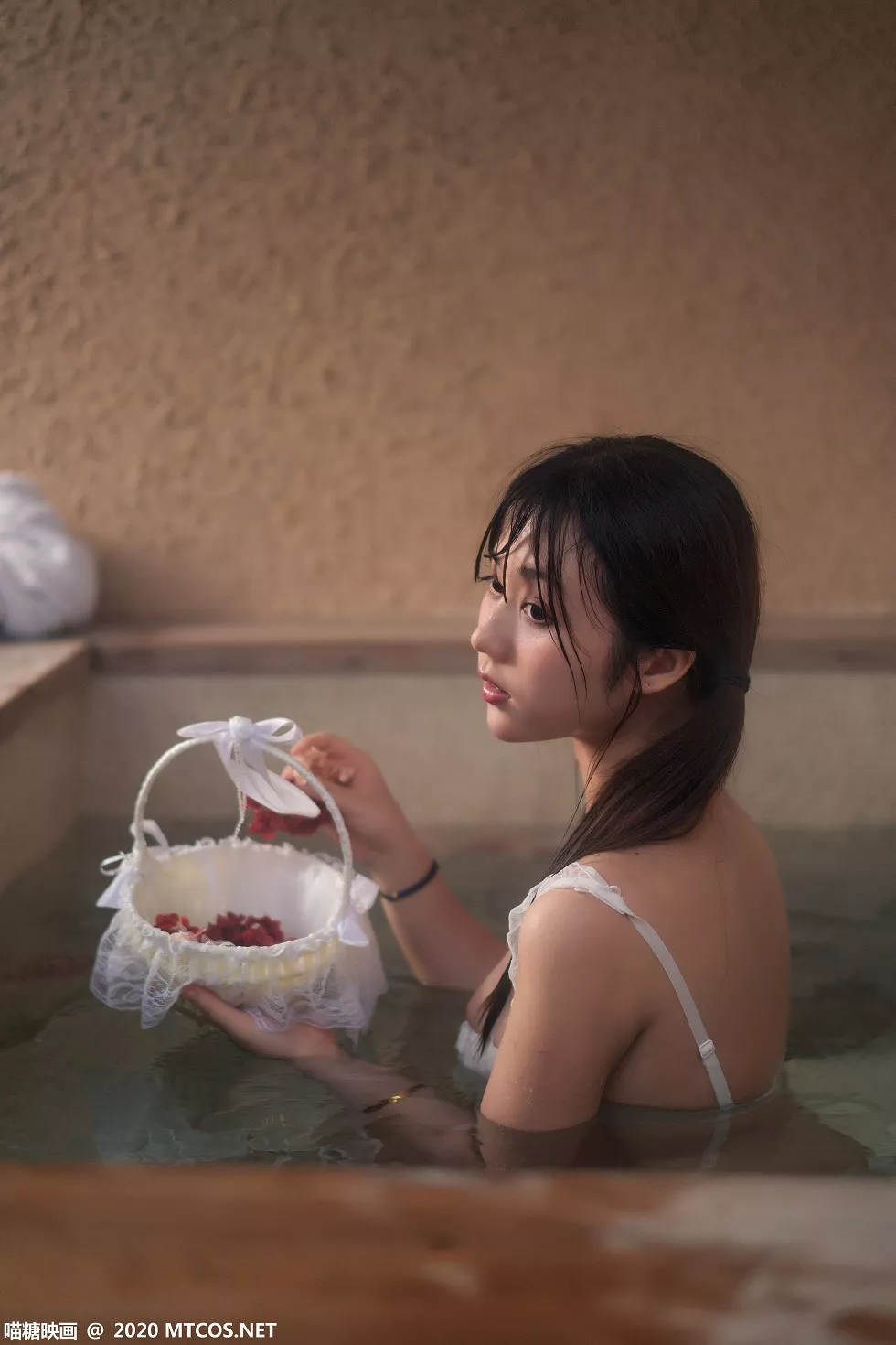 [喵糖映画]Vol.279_白色蕾丝内衣小美女私房浴室里白色浴巾裹身湿身诱惑写真23P