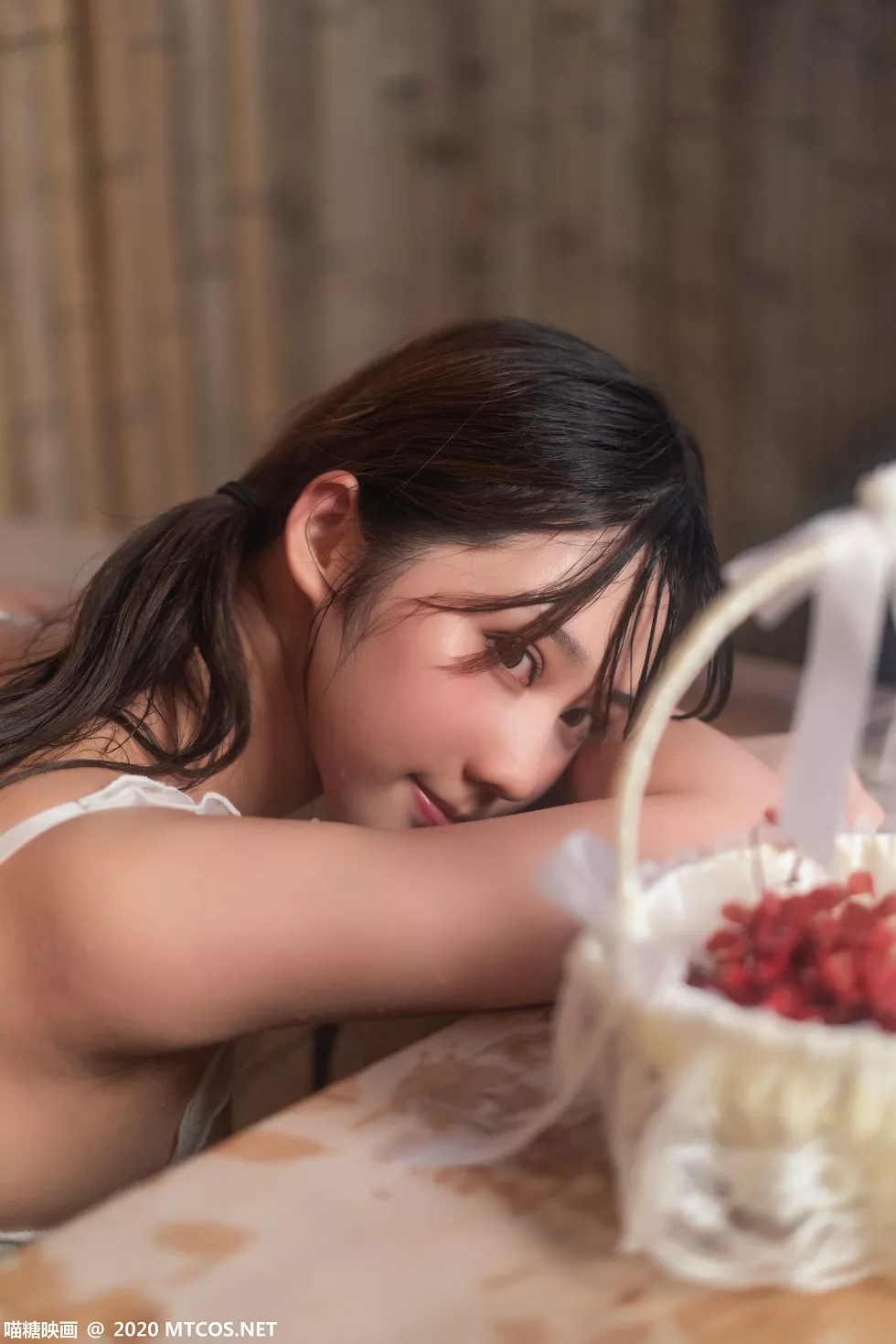[喵糖映画]Vol.279_白色蕾丝内衣小美女私房浴室里白色浴巾裹身湿身诱惑写真23P