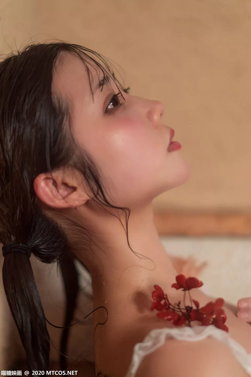 [喵糖映画]Vol.279_白色蕾丝内衣小美女私房浴室里白色浴巾裹身湿身诱惑写真23P