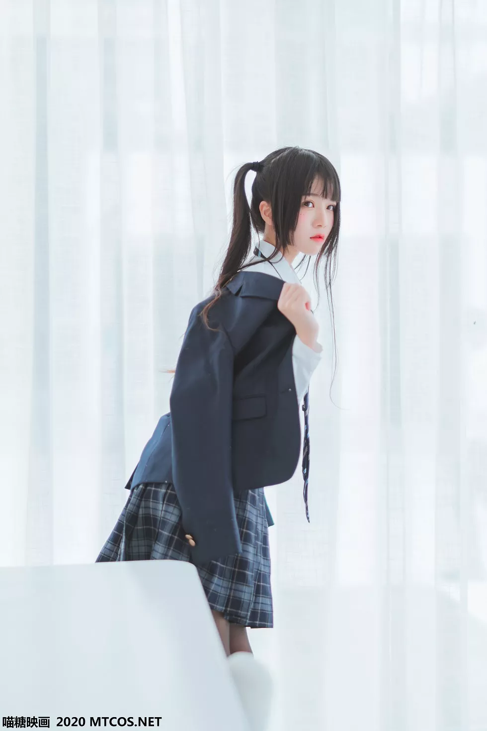 [喵糖映画]JKL.003_春季JK制服少女私房白衬衣配格子裙露黑丝裤袜秀美腿诱惑写真50P