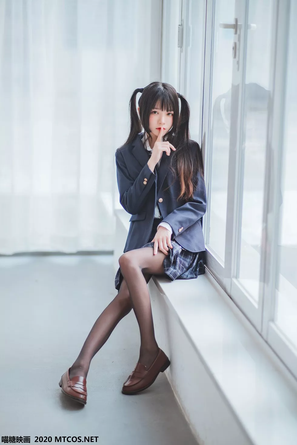 [喵糖映画]JKL.003_春季JK制服少女私房白衬衣配格子裙露黑丝裤袜秀美腿诱惑写真50P