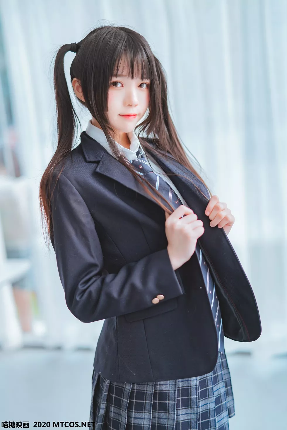 [喵糖映画]JKL.003_春季JK制服少女私房白衬衣配格子裙露黑丝裤袜秀美腿诱惑写真50P