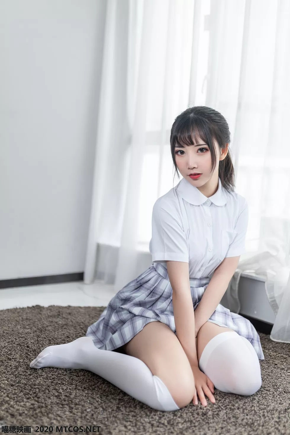 [喵糖映画]JKL.001_制服少女私房白色衬衣配格子裙白丝腿袜半撩露翘臀诱惑写真35P