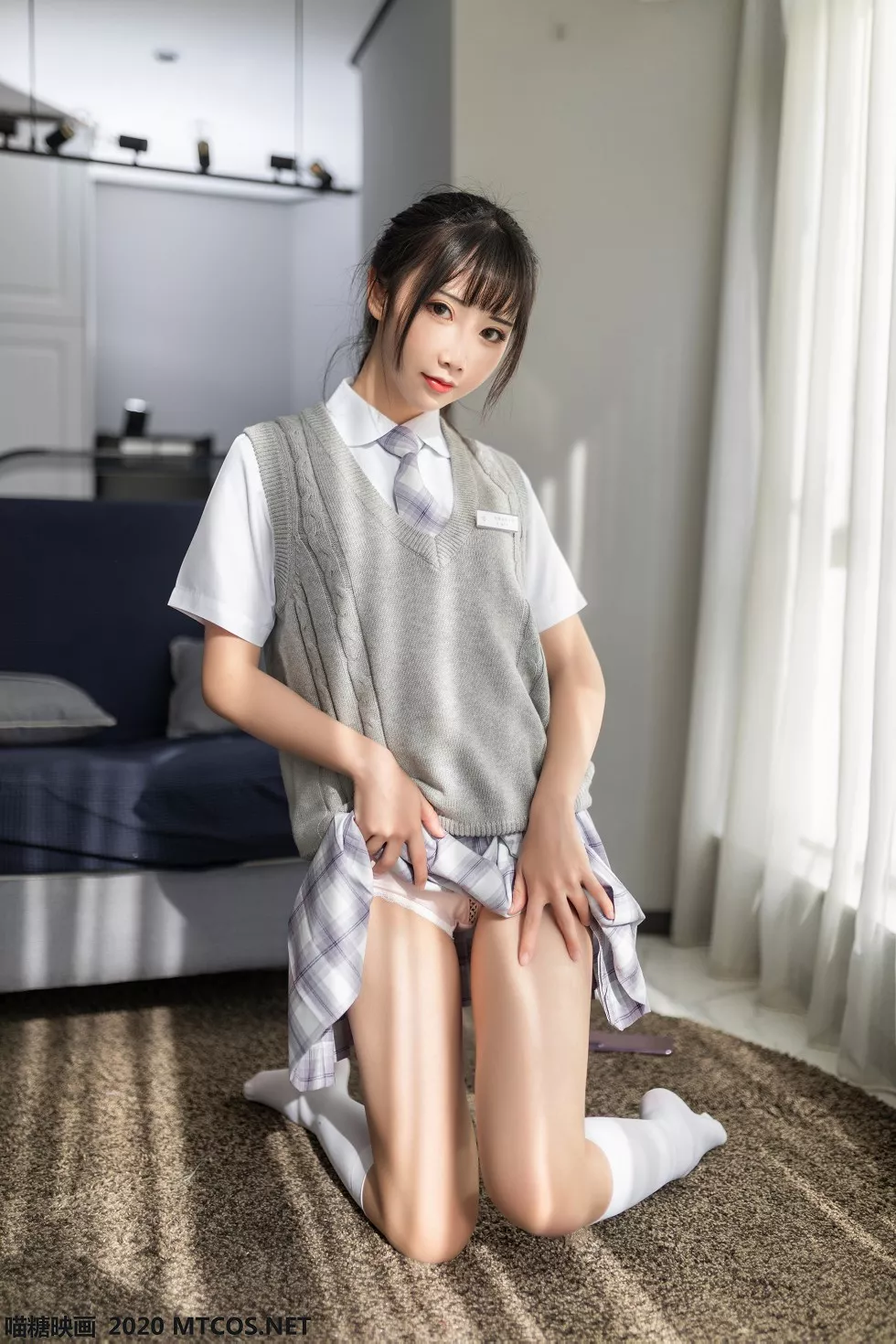 [喵糖映画]JKL.001_制服少女私房白色衬衣配格子裙白丝腿袜半撩露翘臀诱惑写真35P