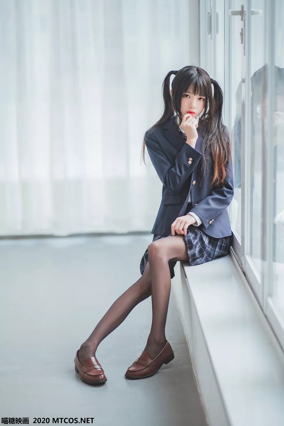 [喵糖映画]JKL.003_春季JK制服少女私房白衬衣配格子裙露黑丝裤袜秀美腿诱惑写真50P