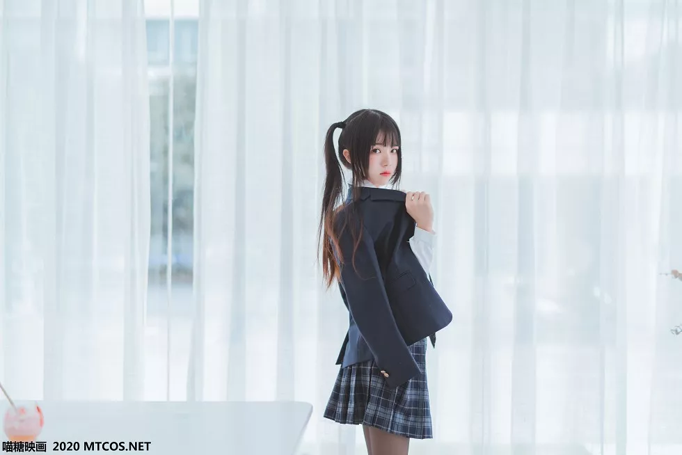 [喵糖映画]JKL.003_春季JK制服少女私房白衬衣配格子裙露黑丝裤袜秀美腿诱惑写真50P