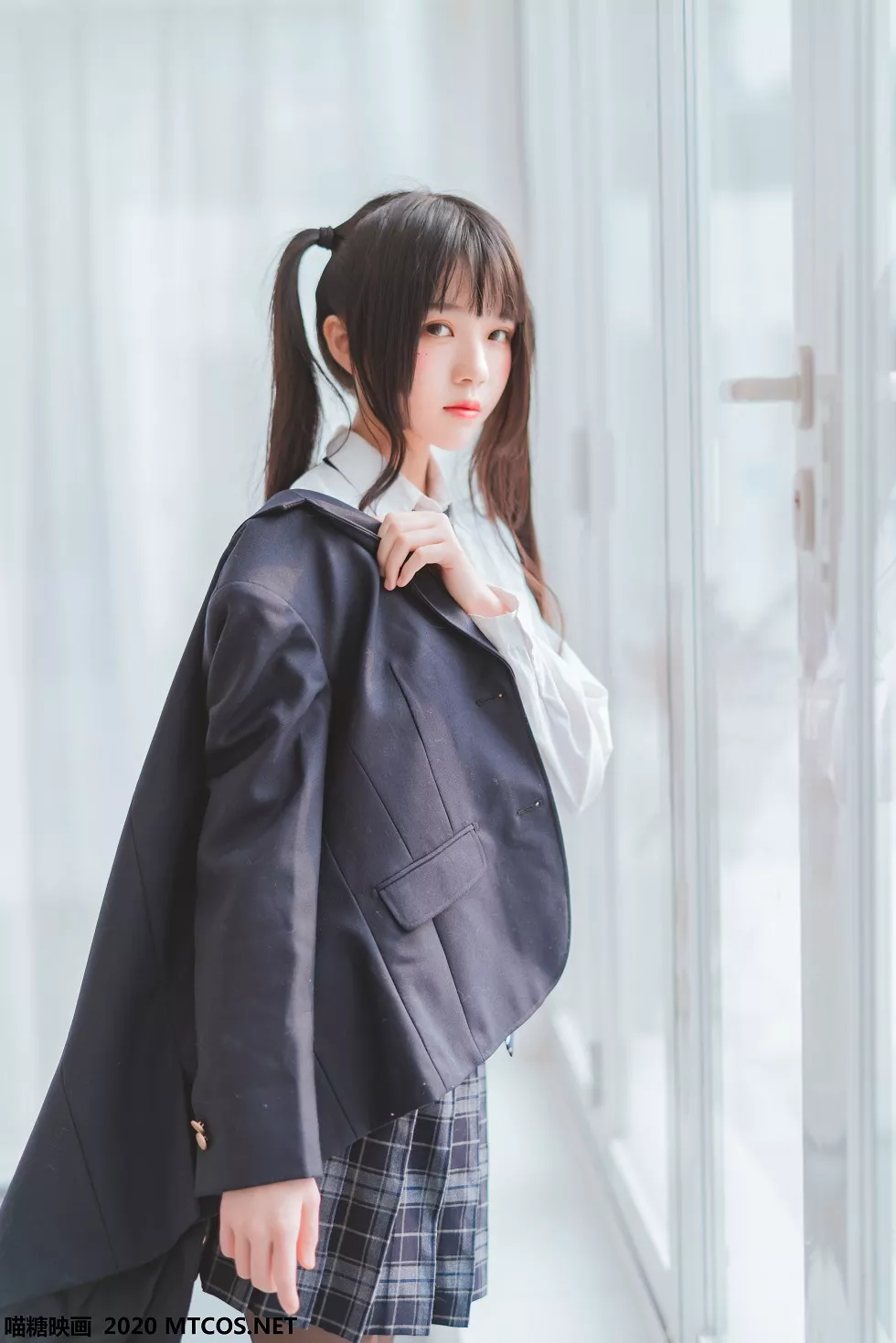 [喵糖映画]JKL.003_春季JK制服少女私房白衬衣配格子裙露黑丝裤袜秀美腿诱惑写真50P