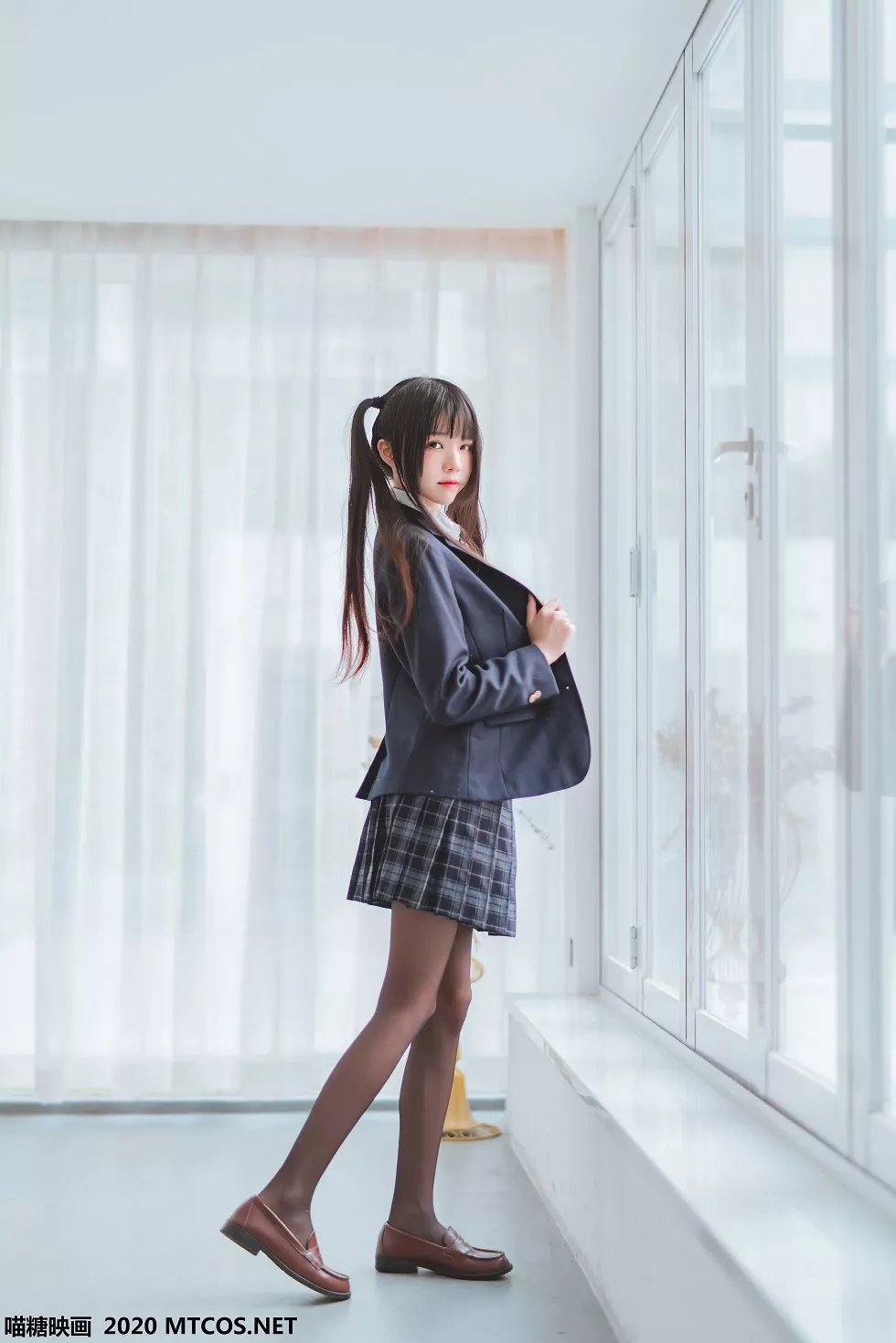 [喵糖映画]JKL.003_春季JK制服少女私房白衬衣配格子裙露黑丝裤袜秀美腿诱惑写真50P
