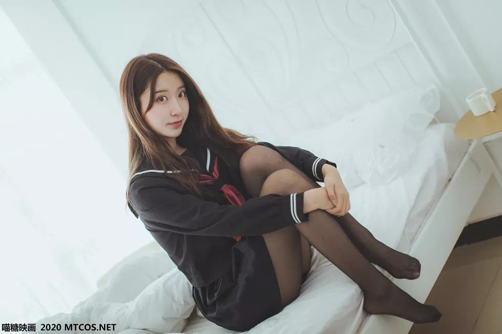 [喵糖映画]JKL.002_黑色JK少女私房超薄黑丝裤袜透视秀白色蕾丝内裤诱惑写真50P